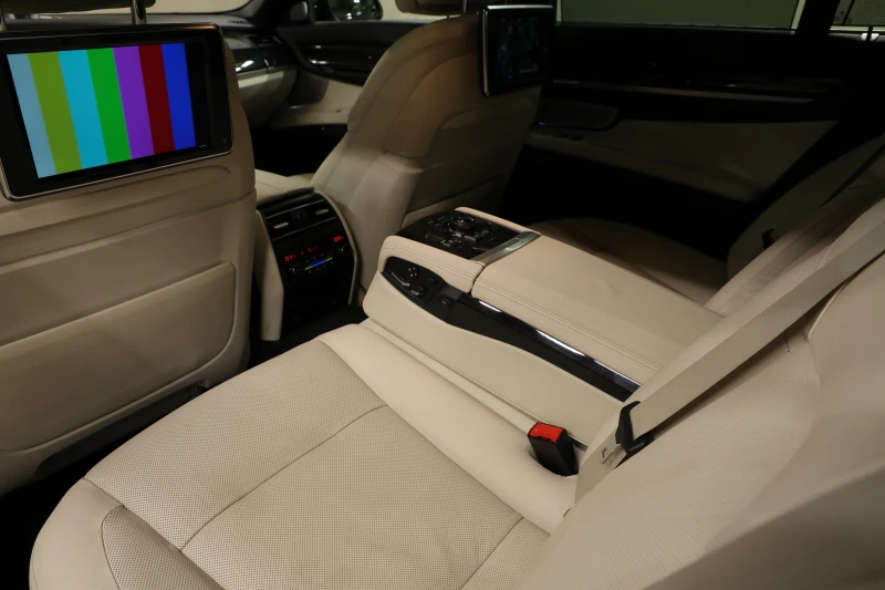 BMW 750 xDrive M Sport Paket, снимка 14 - Автомобили и джипове - 51424938