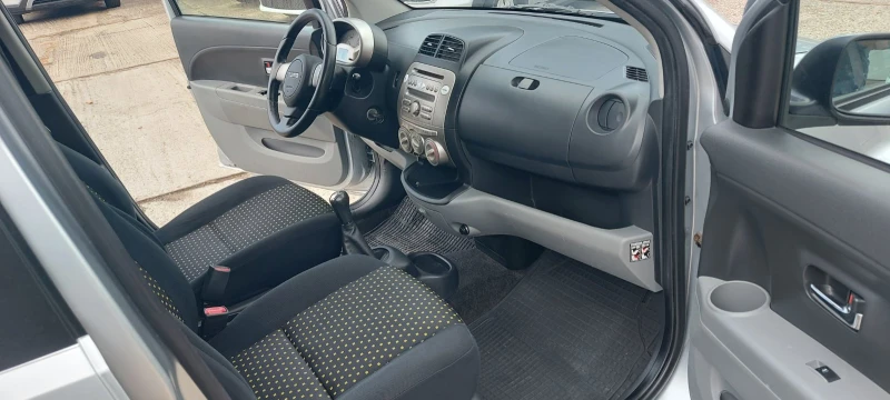 Daihatsu Sirion 1.3I 4X4, снимка 8 - Автомобили и джипове - 51618534