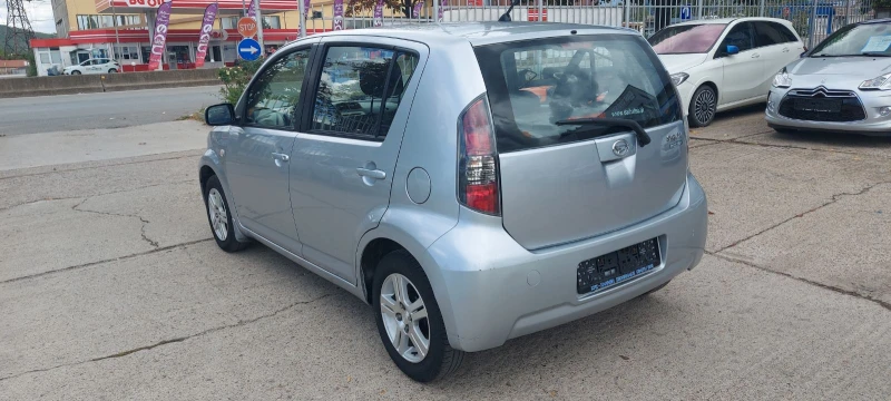 Daihatsu Sirion 1.3I 4X4, снимка 9 - Автомобили и джипове - 51618534