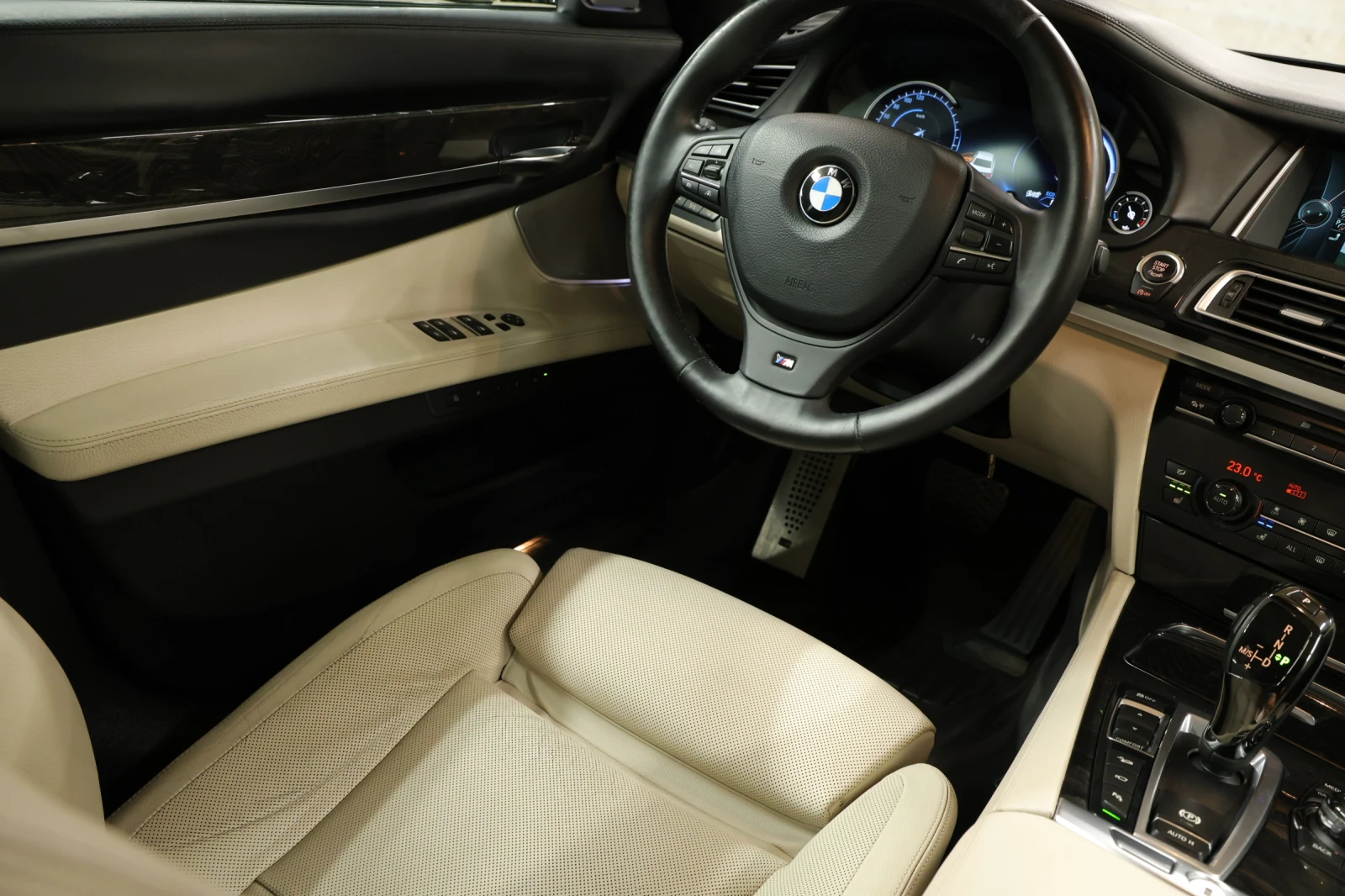 BMW 750 xDrive M Sport Paket - изображение 8