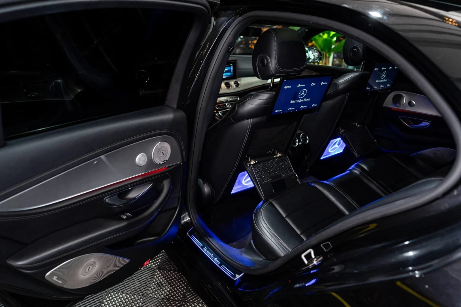 Mercedes-Benz E 220 D FULL AMG LINE LED ПАНО BURM 3XTV ЛИЗИНГ 100%, снимка 15 - Автомобили и джипове - 54818655