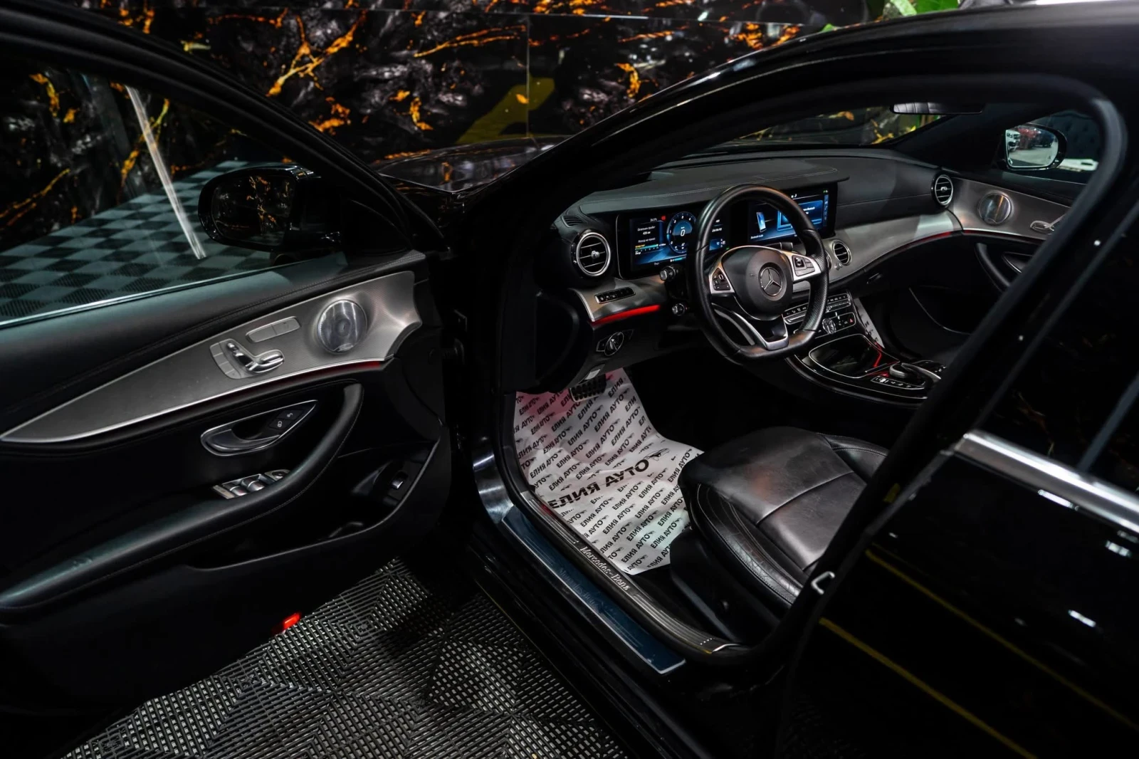 Mercedes-Benz E 220 D FULL AMG LINE LED ПАНО BURM 3XTV ЛИЗИНГ 100%, снимка 11 - Автомобили и джипове - 54818655