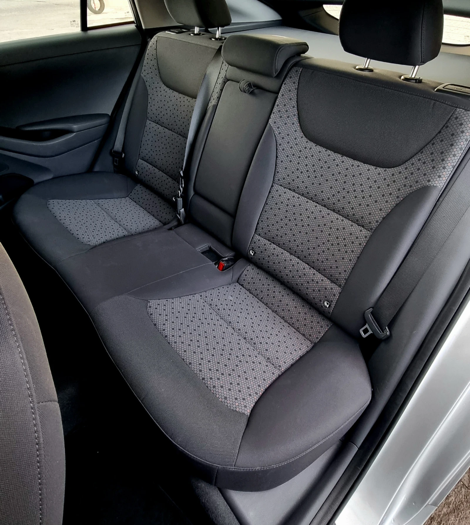 Hyundai Ioniq 99.9% SOH 38 kWh Comfort Electric, снимка 14 - Автомобили и джипове - 54948405