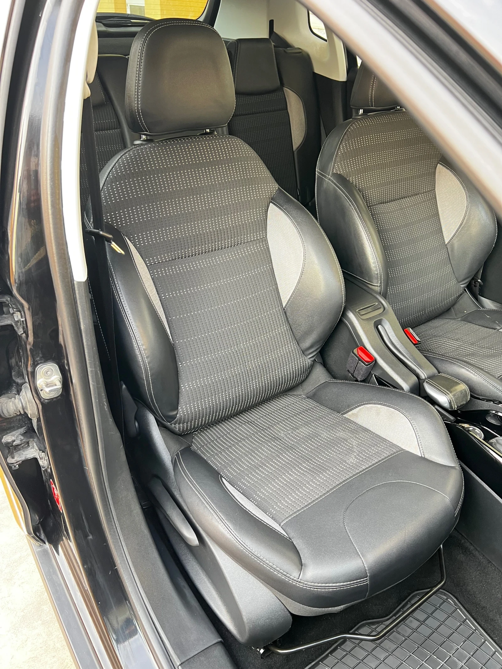 Peugeot 2008 1.6 BlueHDI, снимка 13 - Автомобили и джипове - 56160479