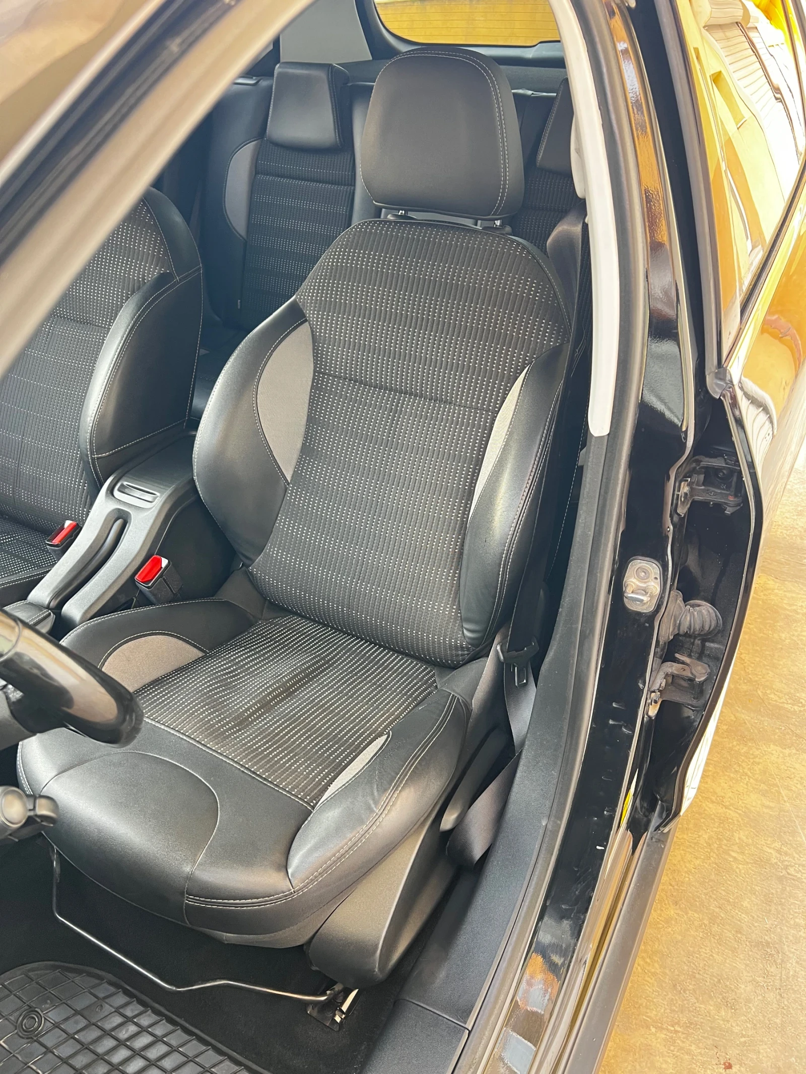 Peugeot 2008 1.6 BlueHDI, снимка 12 - Автомобили и джипове - 56160479