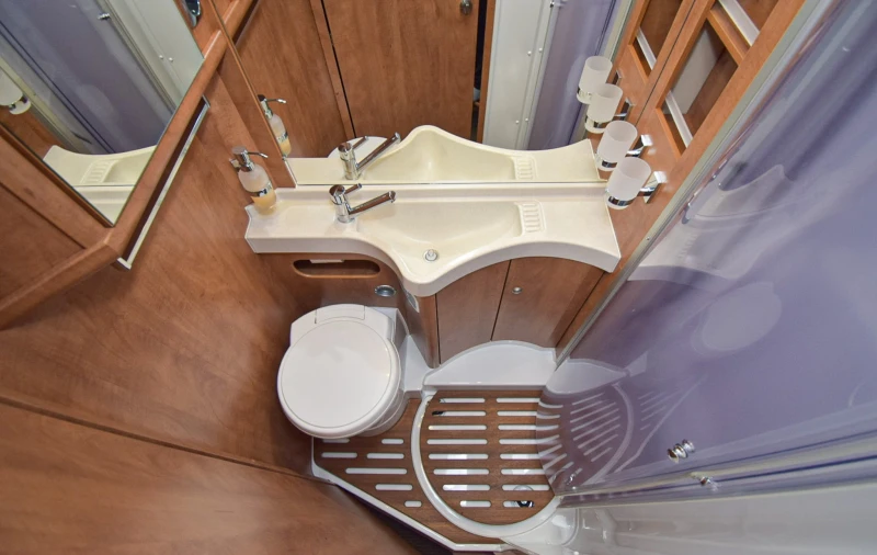 Кемпер Carthago Chic C Line 2, снимка 16 - Каравани и кемпери - 50290837