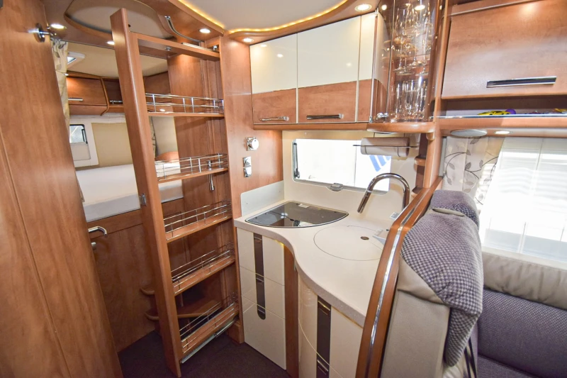 Кемпер Carthago Chic C Line 2, снимка 8 - Каравани и кемпери - 50290837