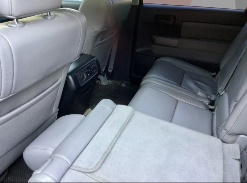 Toyota Sequoia SR5 * * 8 МЕСТА * * CARFAX * * АВТО КРЕДИТ * * , снимка 9 - Автомобили и джипове - 52862677