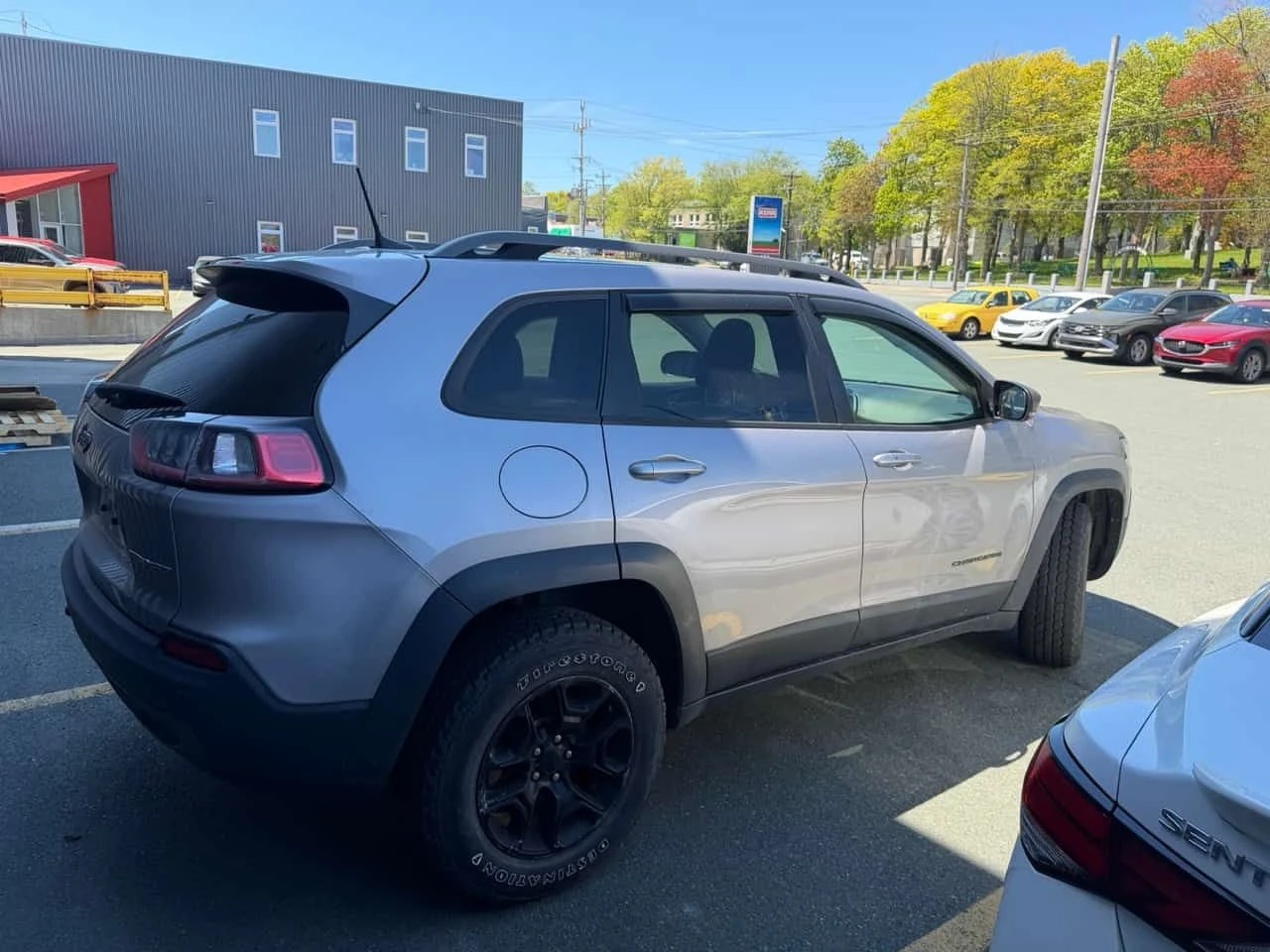Jeep Cherokee * Trailhawk * ПОДГРЕВИ * ПАНО * KEYLESS * CARFAX, снимка 9 - Автомобили и джипове - 54964083