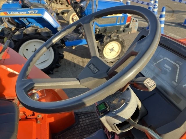 Трактор Kubota ВНОС 31.05.2026, снимка 3 - Селскостопанска техника - 54624361