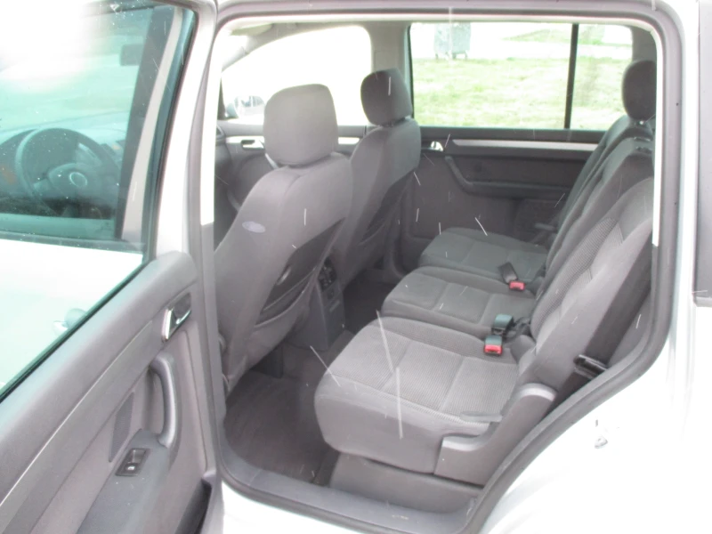 VW Touran 2.0/6ск./136кс./7 места/, снимка 11 - Автомобили и джипове - 48471041