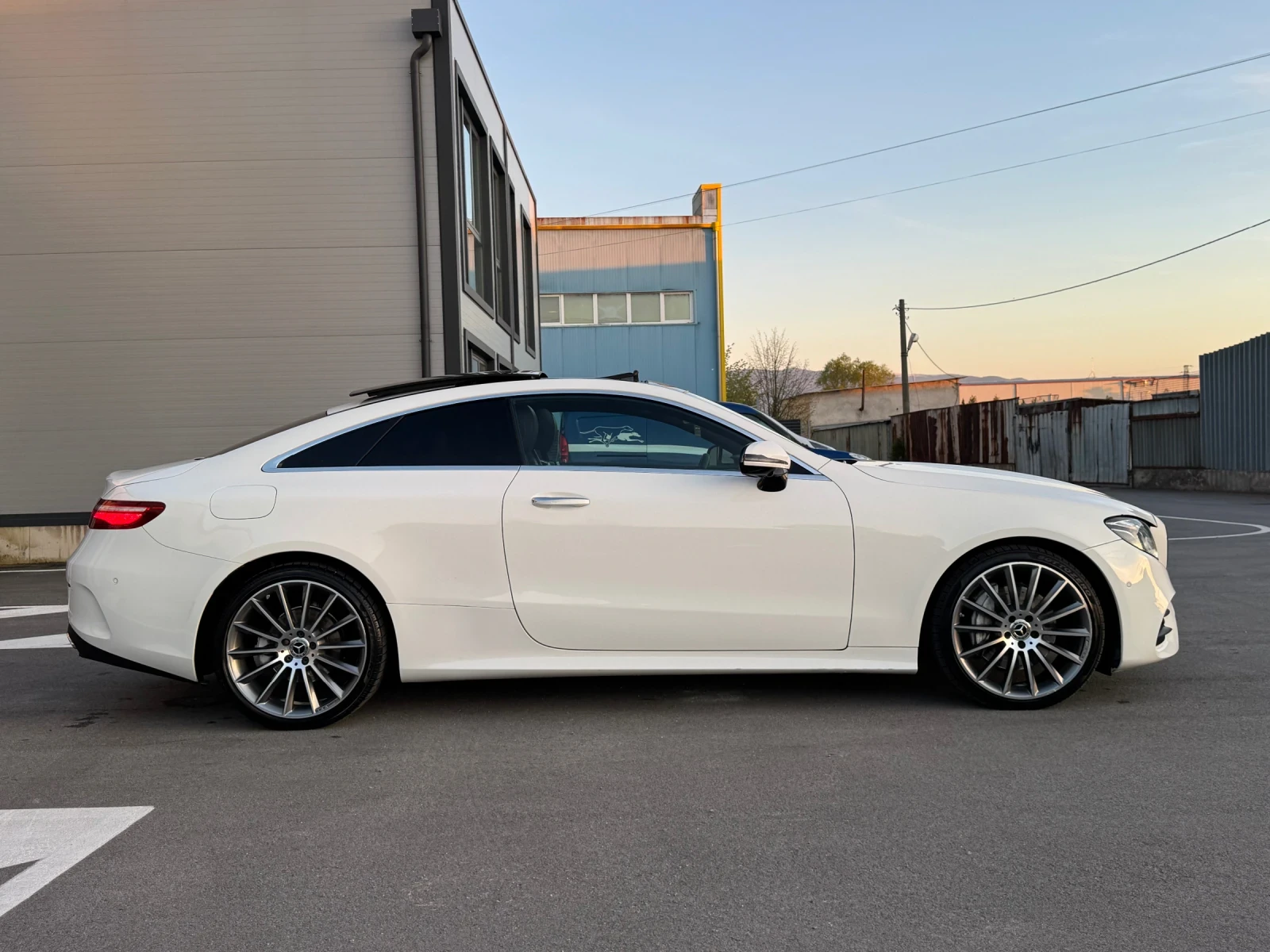 Mercedes-Benz E 220 AMG / 4 MATIC / BURMASTER / ПАНОРАМА / ПОДГРЕВ , снимка 4 - Автомобили и джипове - 52500346