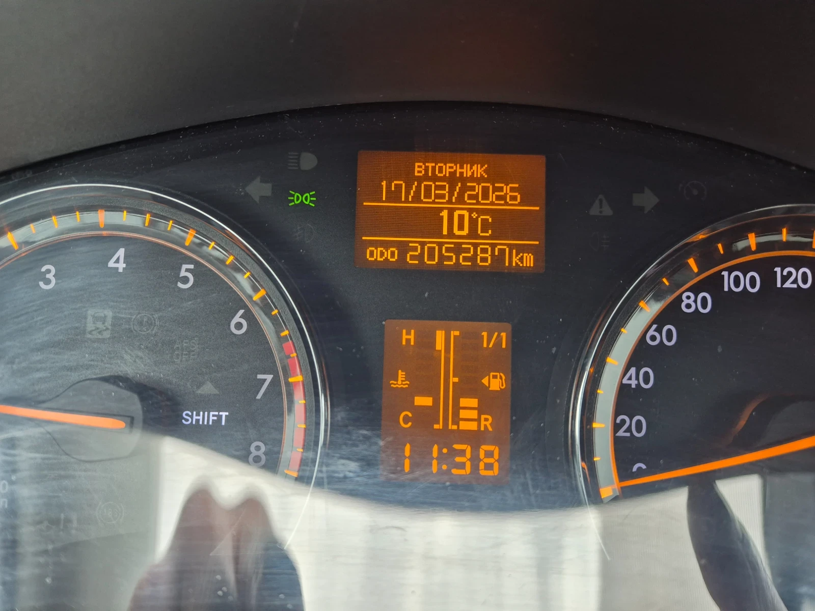 Toyota Avensis Комби, снимка 10 - Автомобили и джипове - 53873048