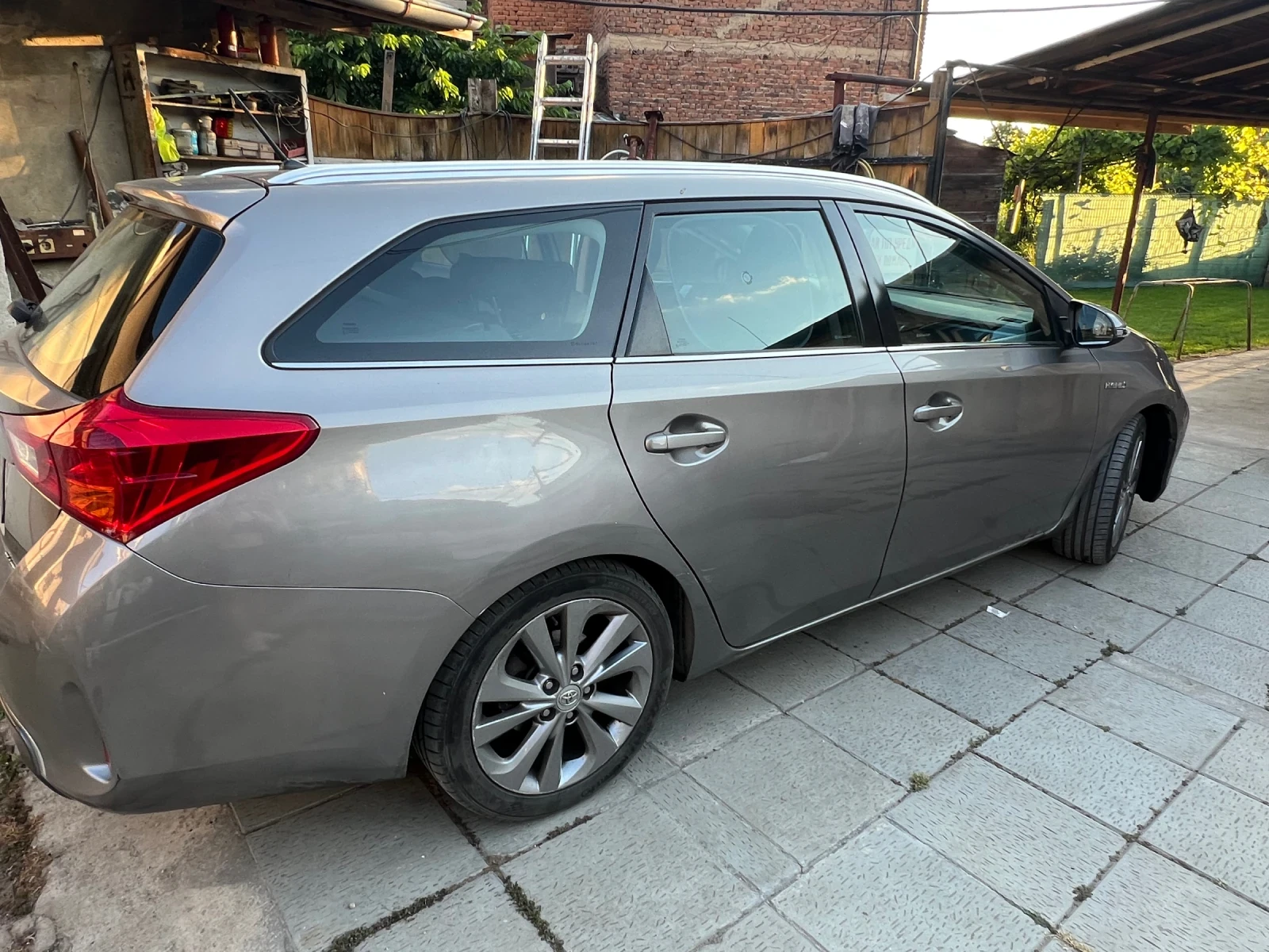 Toyota Auris 1.8 хибрид/бензин/газ, снимка 5 - Автомобили и джипове - 54963054