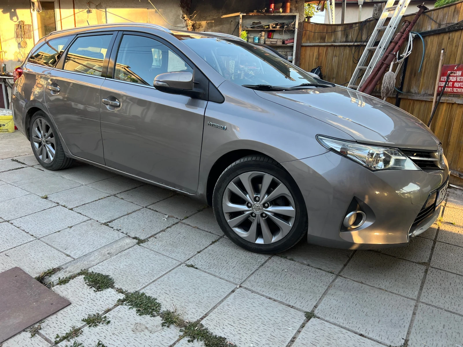 Toyota Auris 1.8 хибрид/бензин/газ