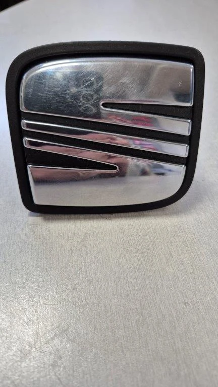 Бутон - емблема за капака на багажника на Seat Leon 1P1, Ibiza 2006 - 2014 г.