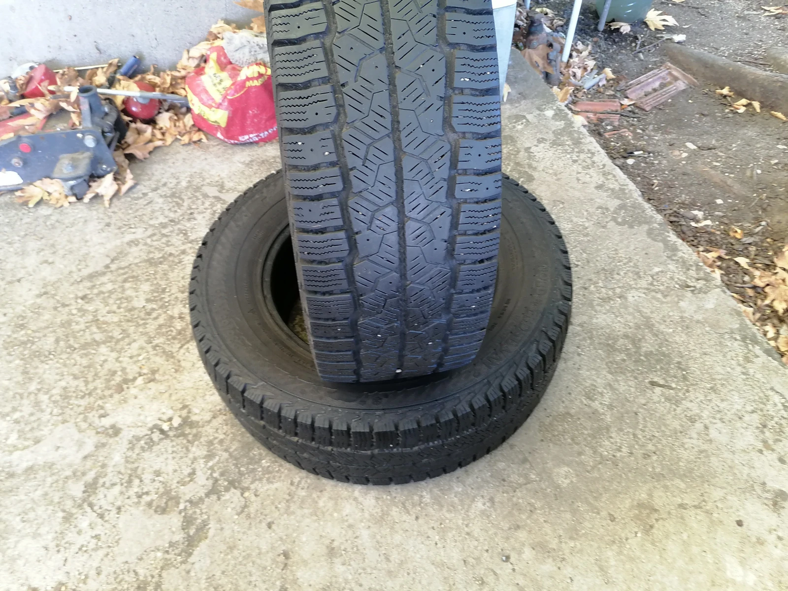 Гуми Зимни 235/65R16, снимка 2 - Гуми и джанти - 55997162
