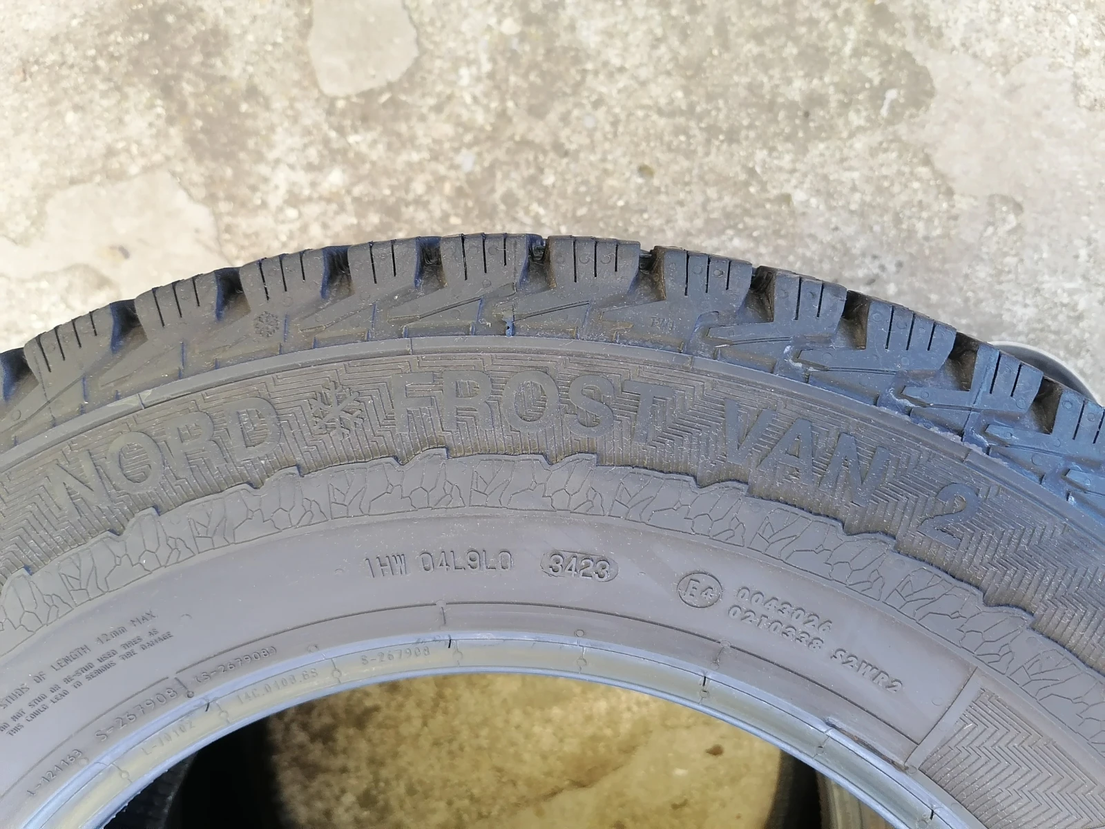 Гуми Зимни 235/65R16, снимка 4 - Гуми и джанти - 55997162