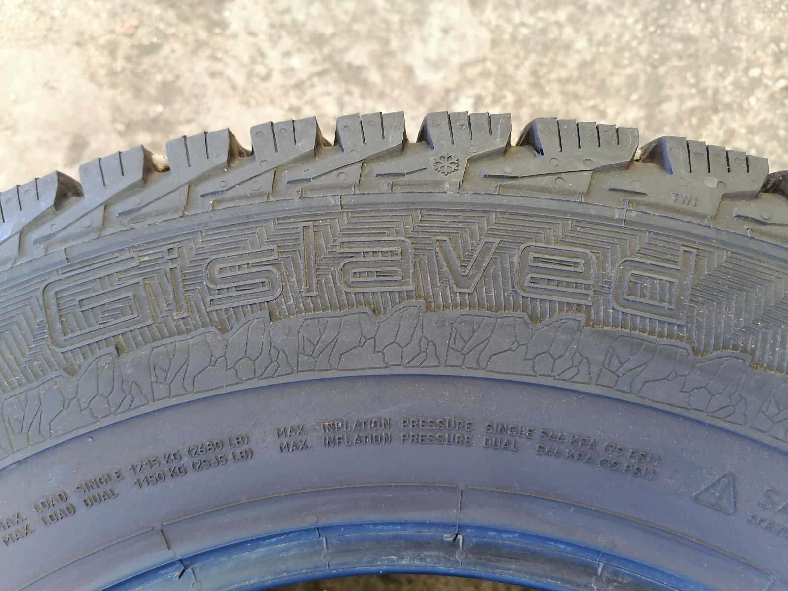 Гуми Зимни 235/65R16, снимка 3 - Гуми и джанти - 55997162