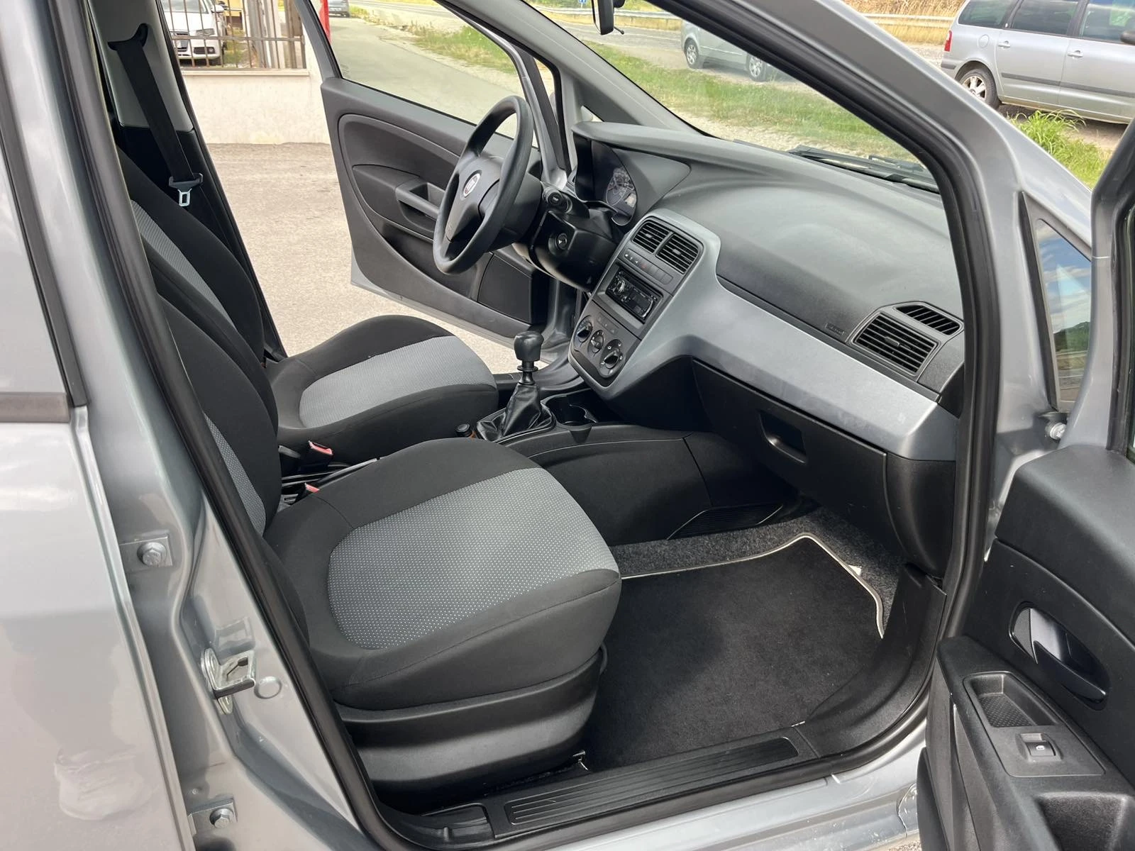 Fiat Punto GRANDE 1.3I 65кс 126 000км КЛИМАТИК, снимка 11 - Автомобили и джипове - 55226166
