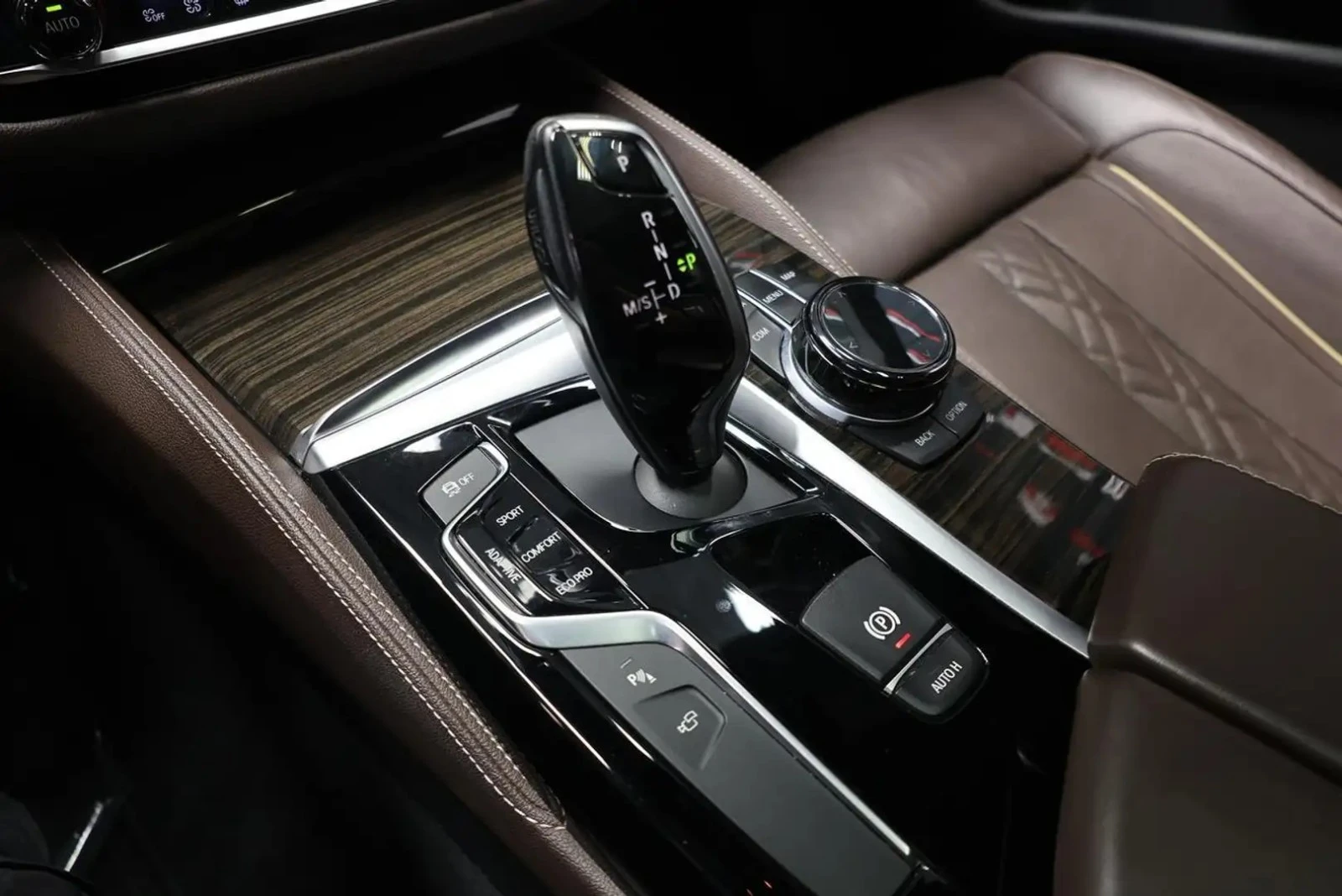 BMW 540 xDrive* M PACK* 360* HUD* HARMAN* DISTRO* ОБДУХ, снимка 9 - Автомобили и джипове - 55458599