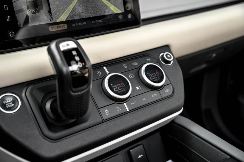 Land Rover Defender CARFAX* АВТОФИНАНСИРАНЕ* БЕЗ ПЪРВОНАЧАЛНА ВНОСКА* , снимка 13 - Автомобили и джипове - 52902876