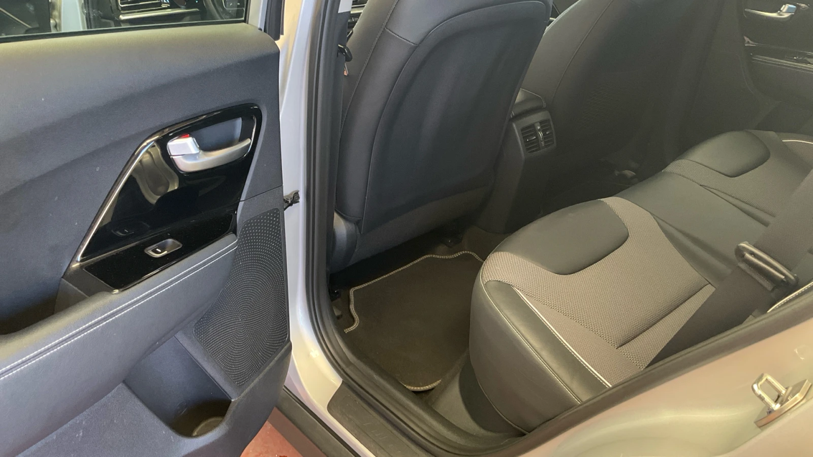 Kia Niro 65kw 204 к.с. AVILOO сертификат, снимка 7 - Автомобили и джипове - 54111314