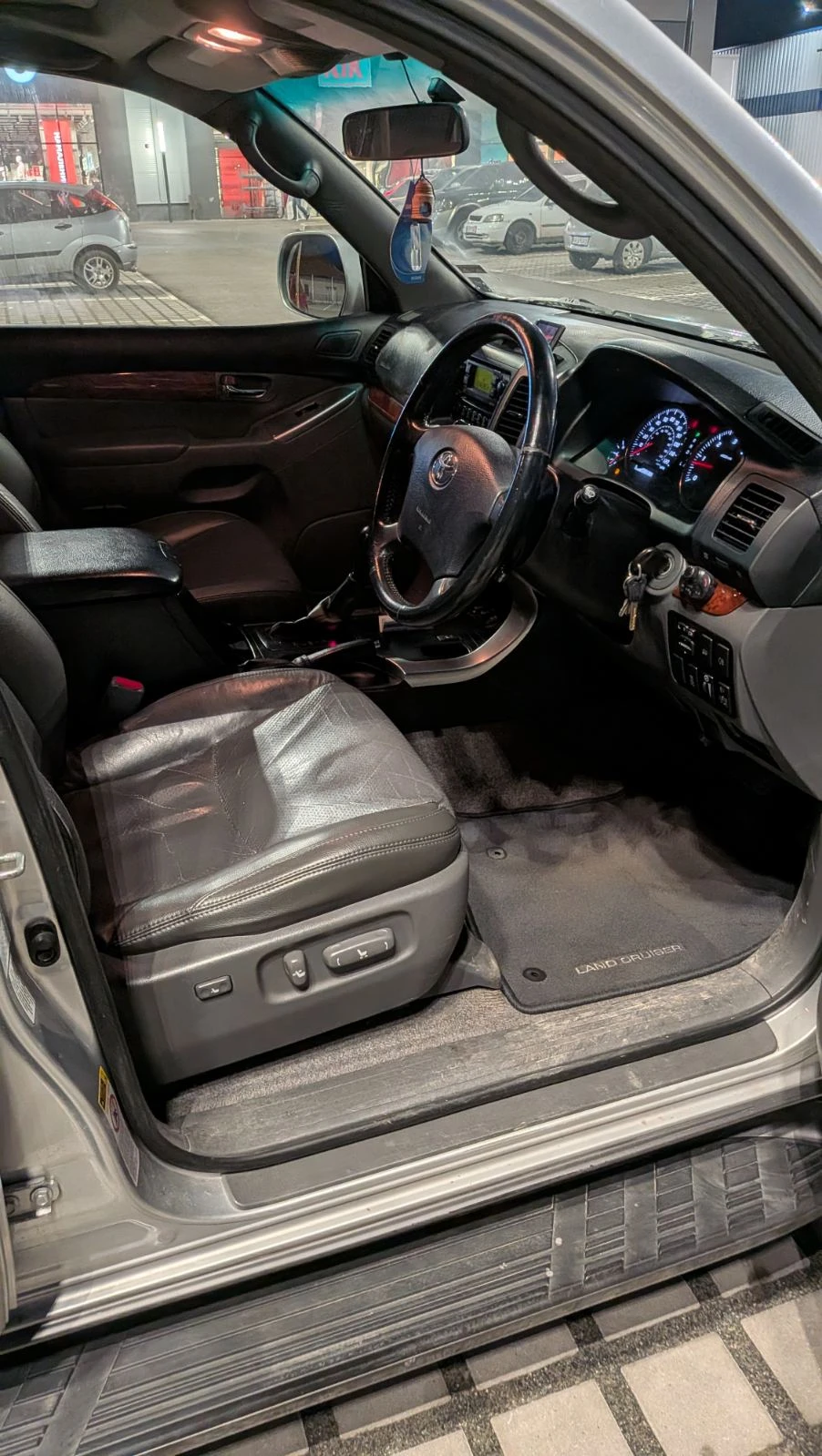Toyota Land cruiser Invincible, снимка 8 - Автомобили и джипове - 54391742