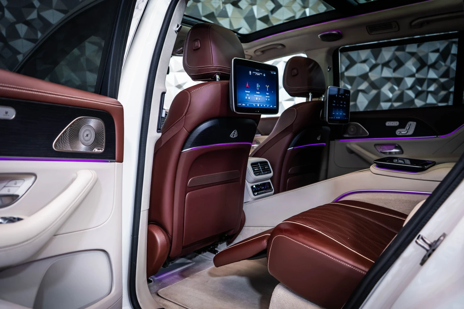 Mercedes-Benz GLS 600 Maybach 4M * Multimedia* FirstClass* Pano* Лизинг, снимка 15 - Автомобили и джипове - 54852672