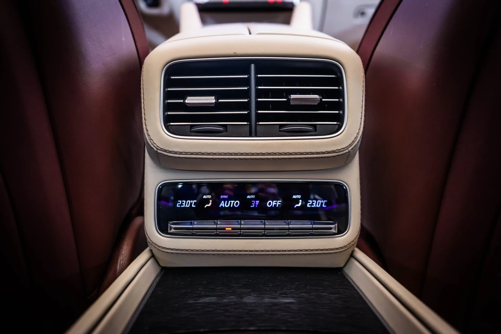 Mercedes-Benz GLS 600 Maybach 4M * Multimedia* FirstClass* Pano* Лизинг, снимка 16 - Автомобили и джипове - 54852672
