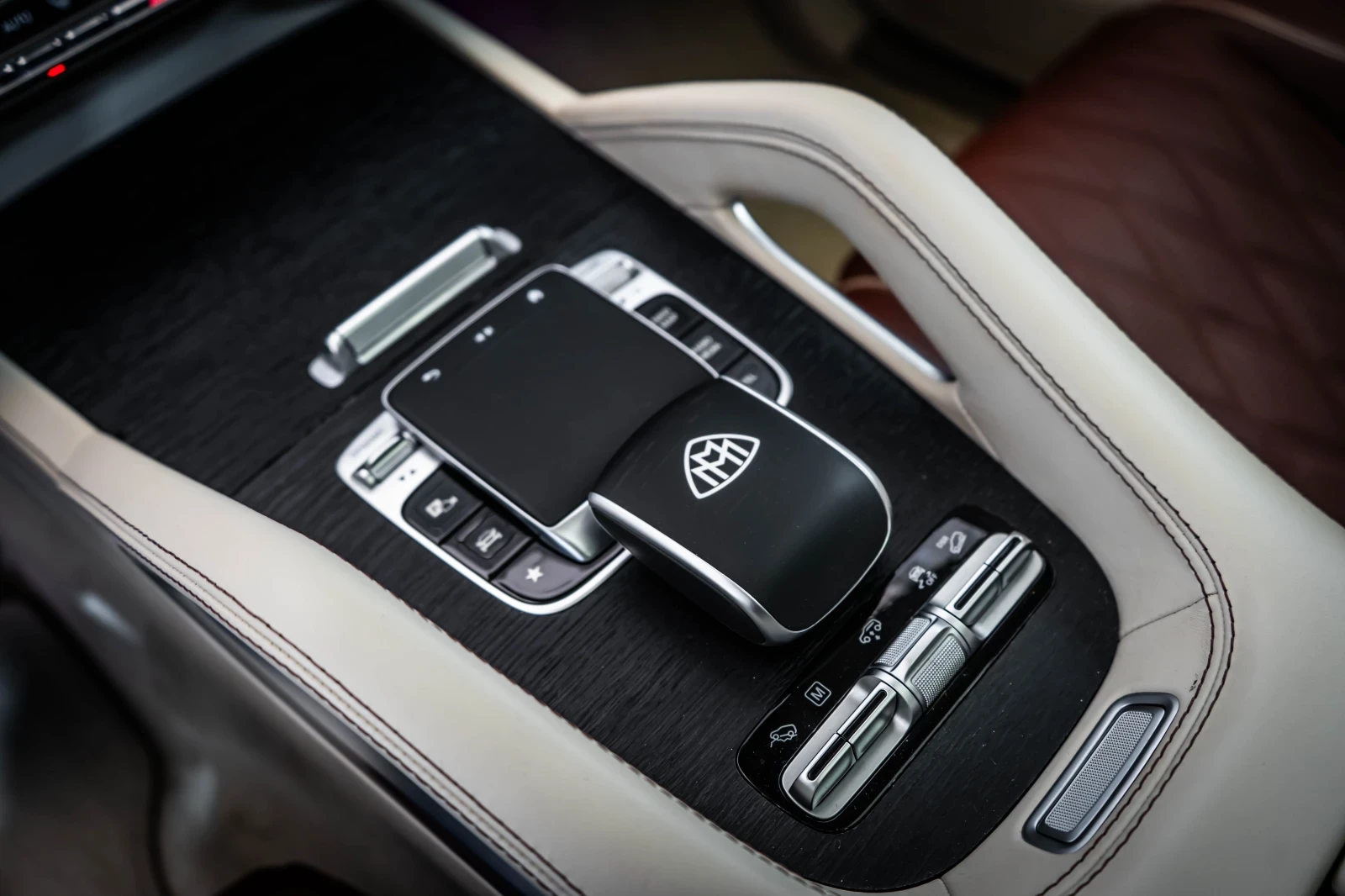 Mercedes-Benz GLS 600 Maybach 4M * Multimedia* FirstClass* Pano* Лизинг, снимка 13 - Автомобили и джипове - 54852672