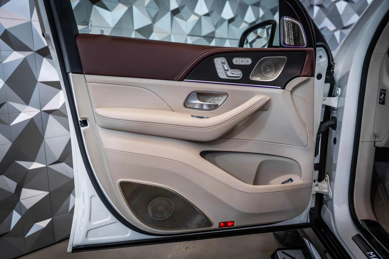 Mercedes-Benz GLS 600 Maybach 4M * Multimedia* FirstClass* Pano* Лизинг, снимка 7 - Автомобили и джипове - 54852672