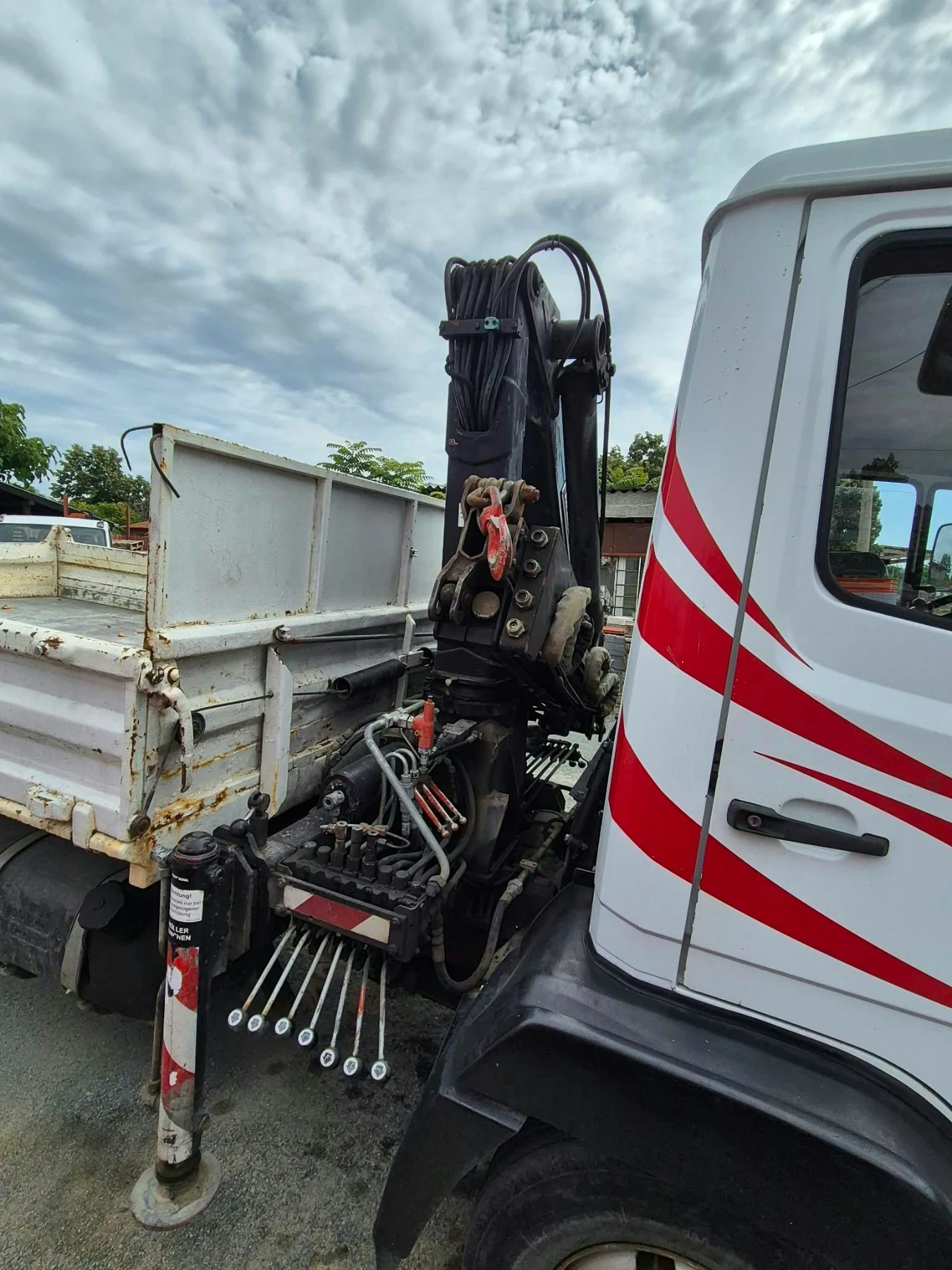 Mercedes-Benz 814 4.0 САМОСВАЛ С КРАН, снимка 3 - Камиони - 56622507