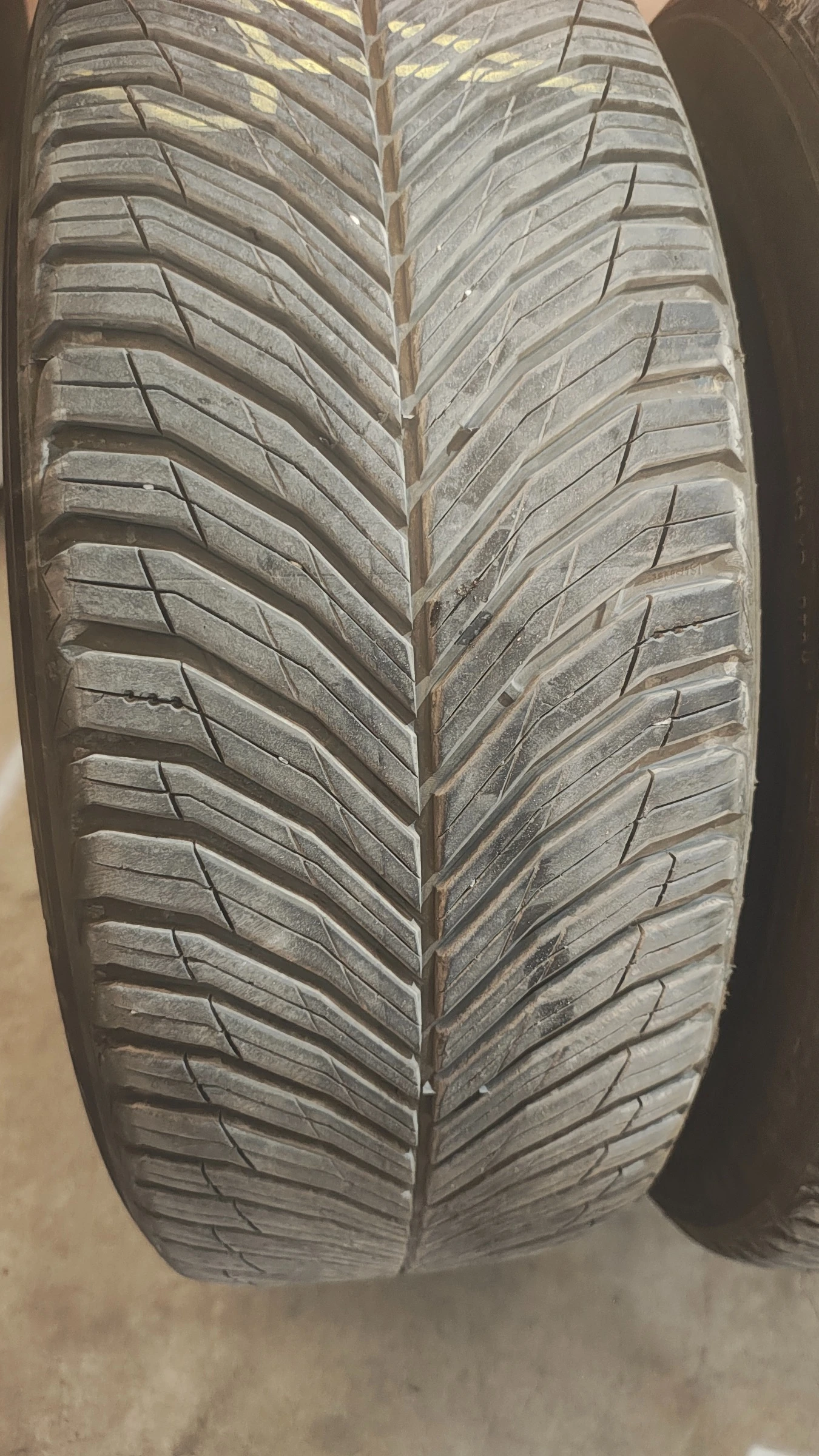Гуми Всесезонни 245/45R19, снимка 6 - Гуми и джанти - 55242079