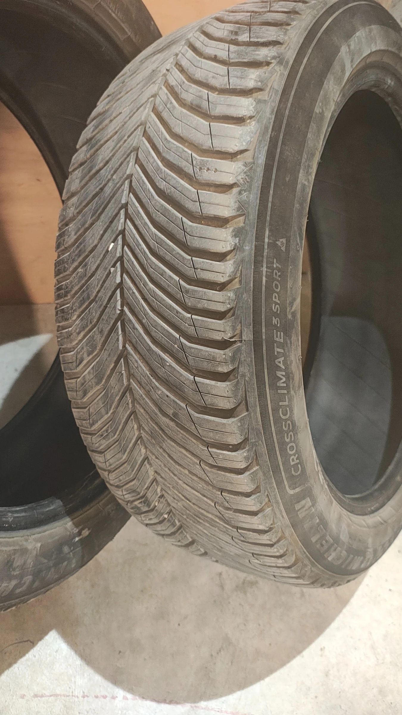 Гуми Всесезонни 245/45R19, снимка 2 - Гуми и джанти - 55242079