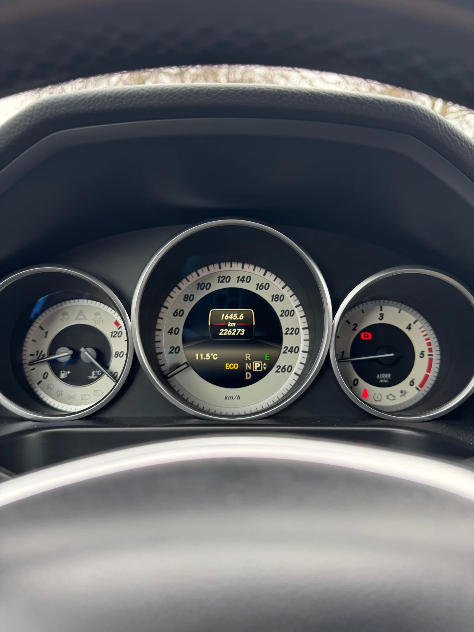 Mercedes-Benz E 200, снимка 11 - Автомобили и джипове - 53894485