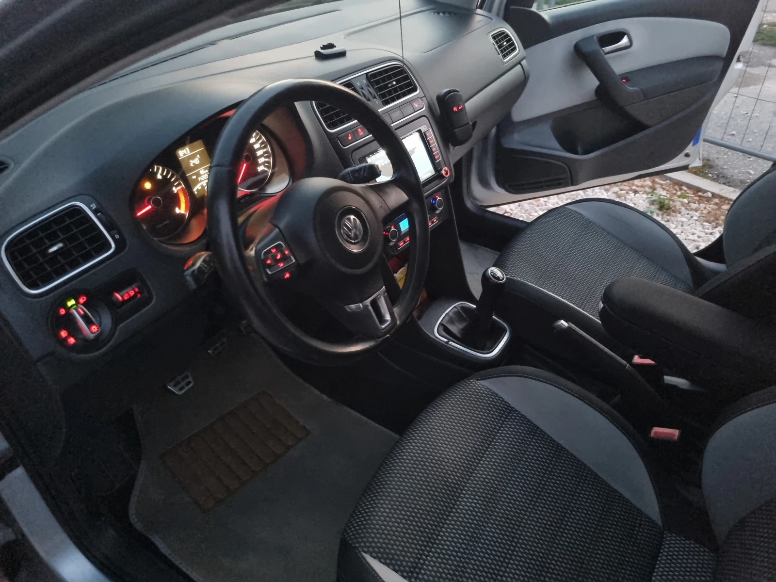 VW Polo 1.6TDI KROSS INDIVIDUAL, снимка 10 - Автомобили и джипове - 55951988