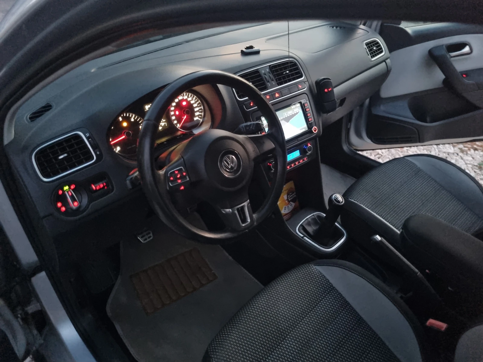 VW Polo 1.6TDI KROSS INDIVIDUAL, снимка 11 - Автомобили и джипове - 55951988