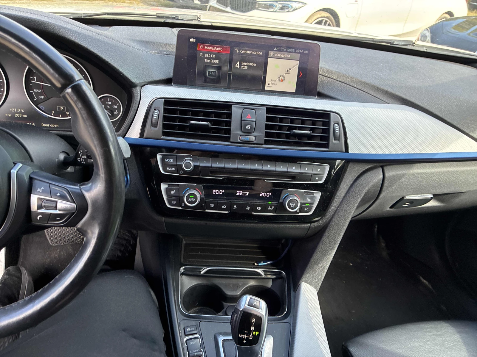 BMW 330 i xDrive / M Пакет / Harman Kardon / Carfax, снимка 9 - Автомобили и джипове - 55972978