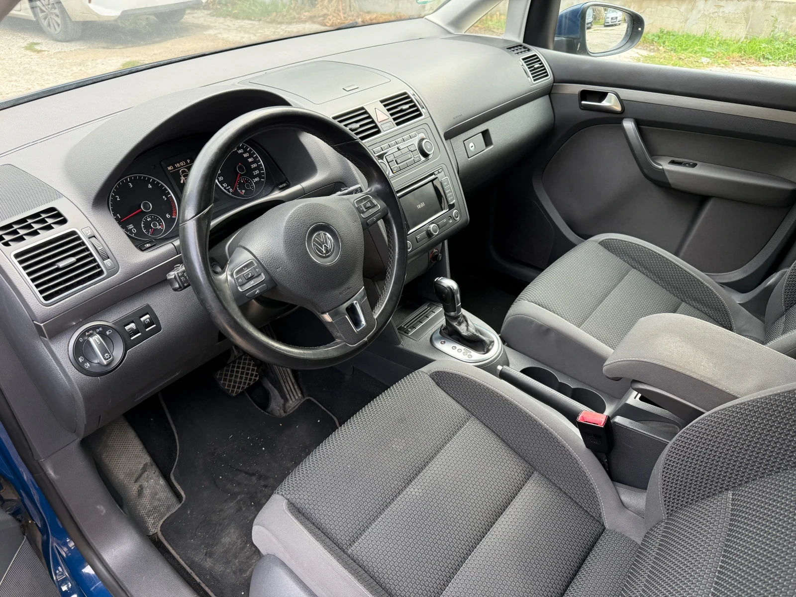 VW Touran 2.0 TDI 140 DSG, снимка 6 - Автомобили и джипове - 56194140