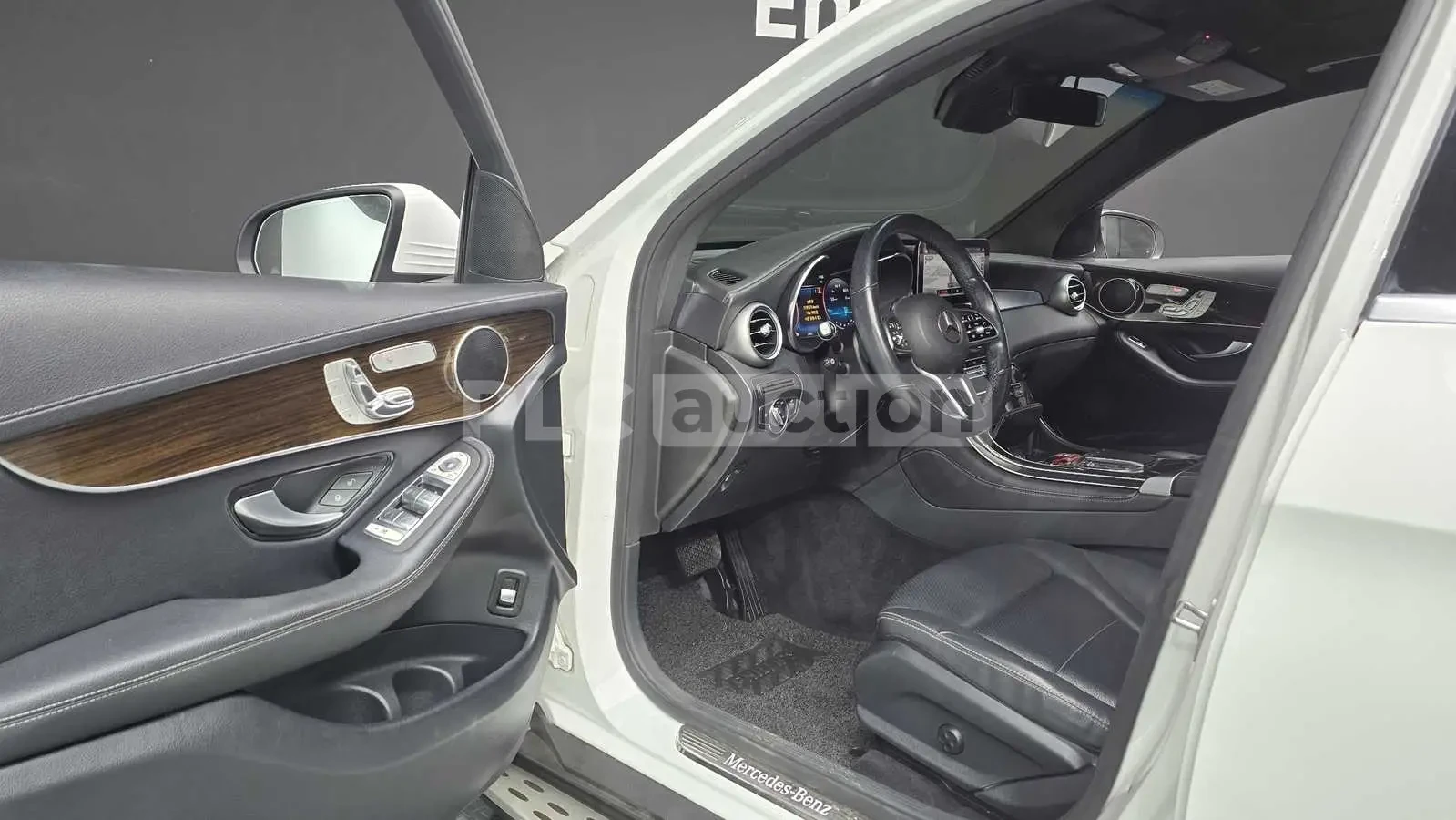 Mercedes-Benz GLC 300 4MATIC| ПАНОРАМА| КАМЕРА| HEADS UP| ВКЛ.ТЕХНОТЕСТ, снимка 4 - Автомобили и джипове - 54759278