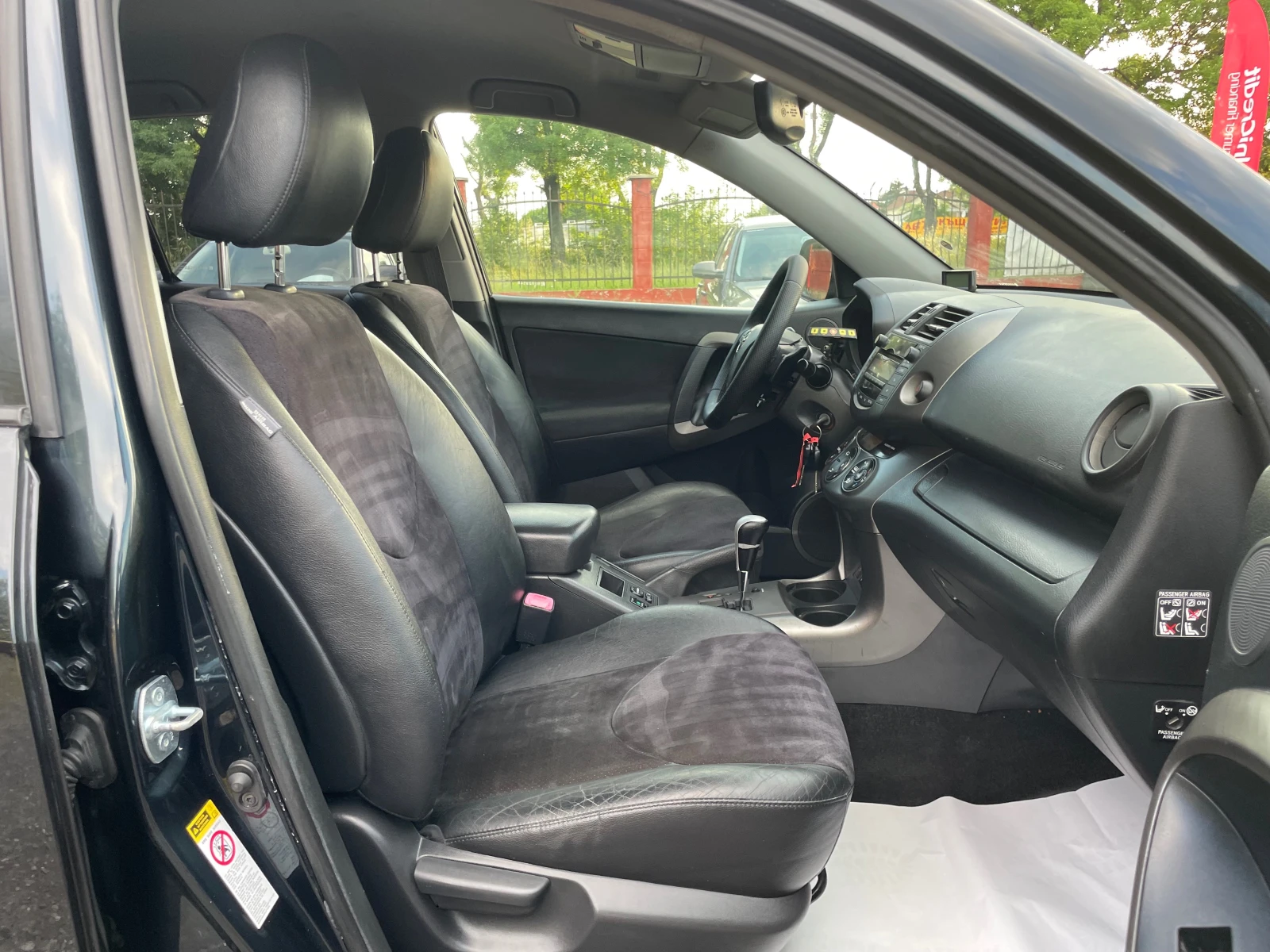 Toyota Rav4 Executive 2.0i 158к.с. 4x4 Facelift Автоматик F1 , снимка 13 - Автомобили и джипове - 54774314