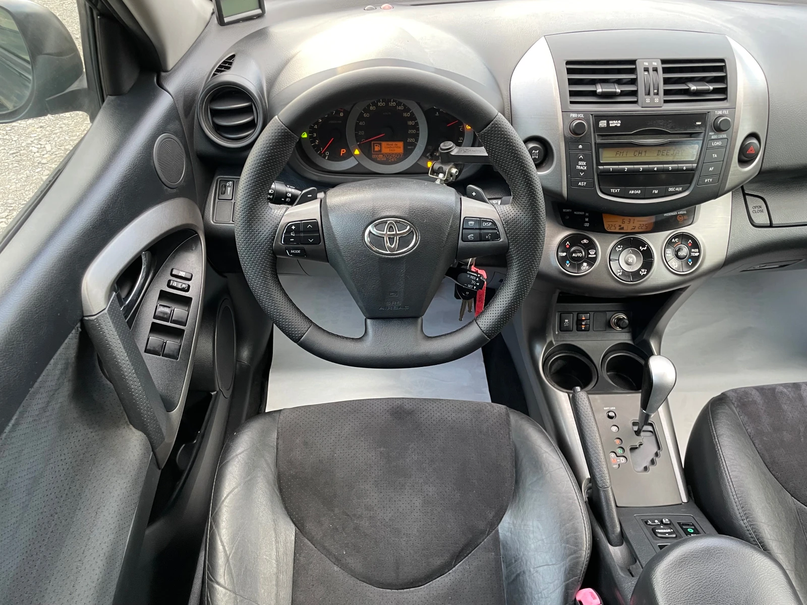 Toyota Rav4 Executive 2.0i 158к.с. 4x4 Facelift Автоматик F1 , снимка 10 - Автомобили и джипове - 54774314