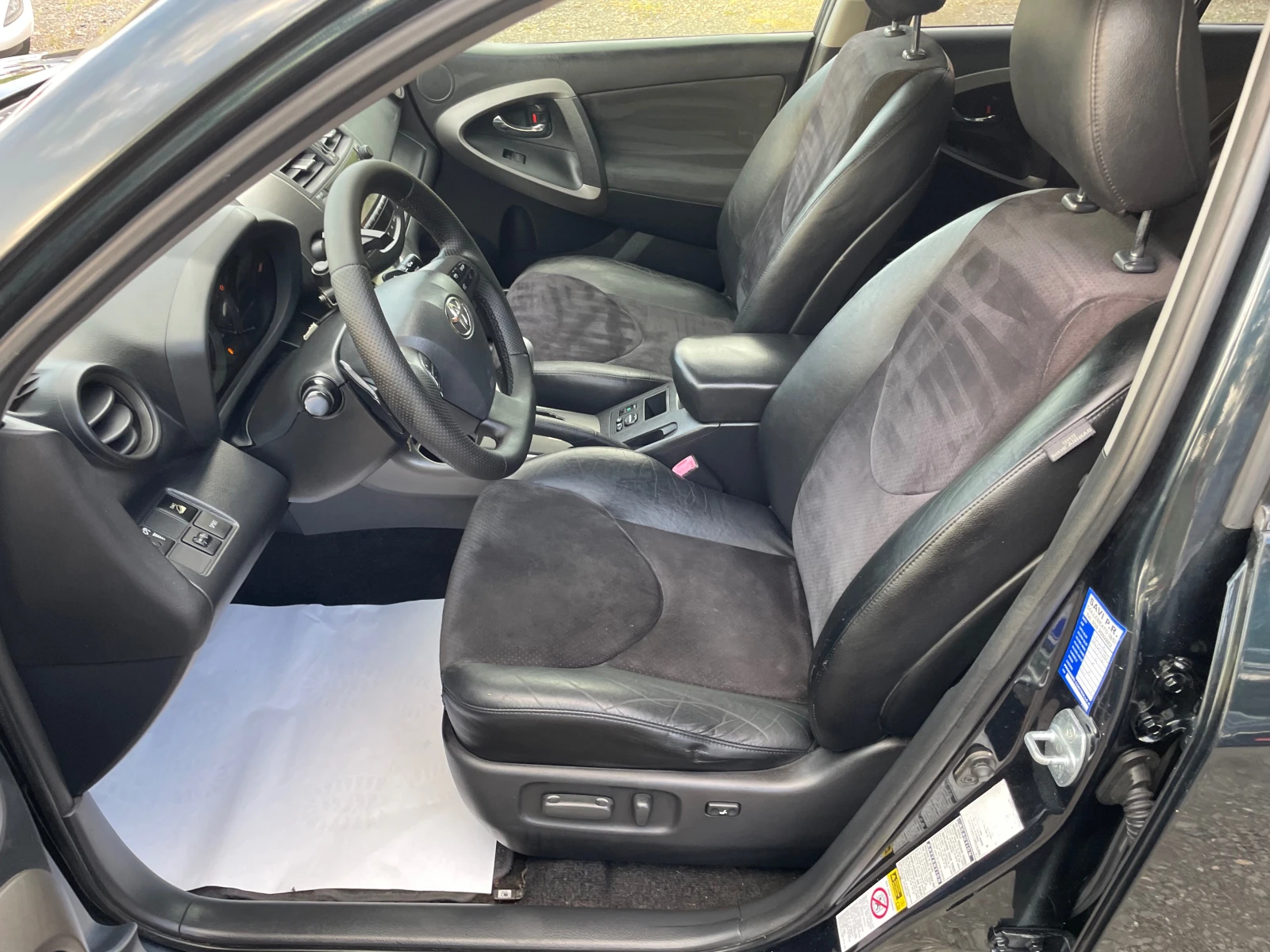 Toyota Rav4 Executive 2.0i 158к.с. 4x4 Facelift Автоматик F1 , снимка 9 - Автомобили и джипове - 54774314