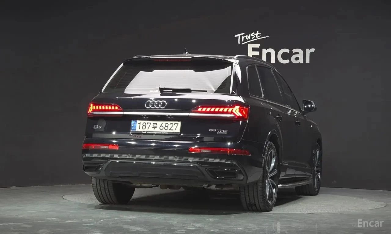 Audi Q7 / 55 TFSI Premium / ДИСТРОНИК / ОБДУХВАНЕ / ХЕД-ЪП, снимка 4 - Автомобили и джипове - 56099412