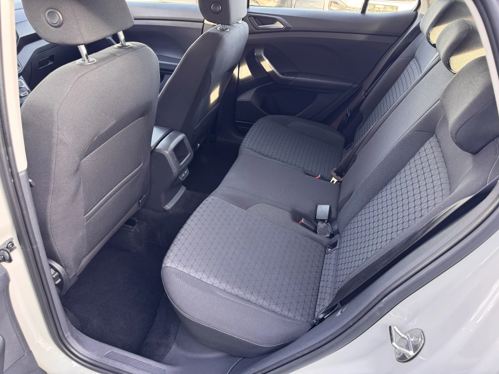 VW T-Cross LIFE+ /1.0TSI/110K.C./6MT/�������� | Mobile.bg � ����������� 10