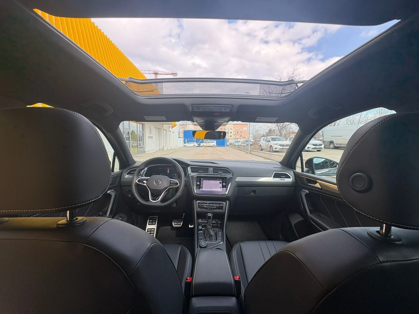 VW Tiguan 2024/2.0/184hp R-LINE, снимка 12 - Автомобили и джипове - 53738364