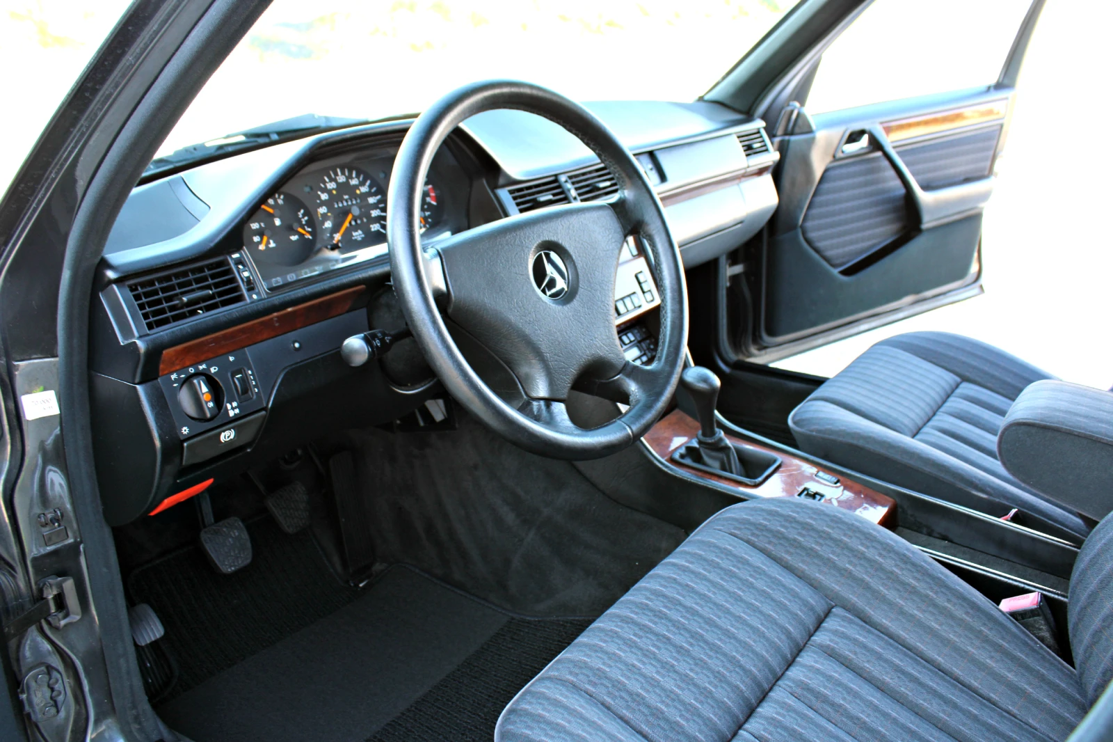 Mercedes-Benz 124 КЛИАТРОНИК , снимка 10 - Автомобили и джипове - 54971746