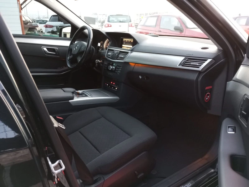 Mercedes-Benz E 250 4Matic, снимка 8 - Автомобили и джипове - 52850781