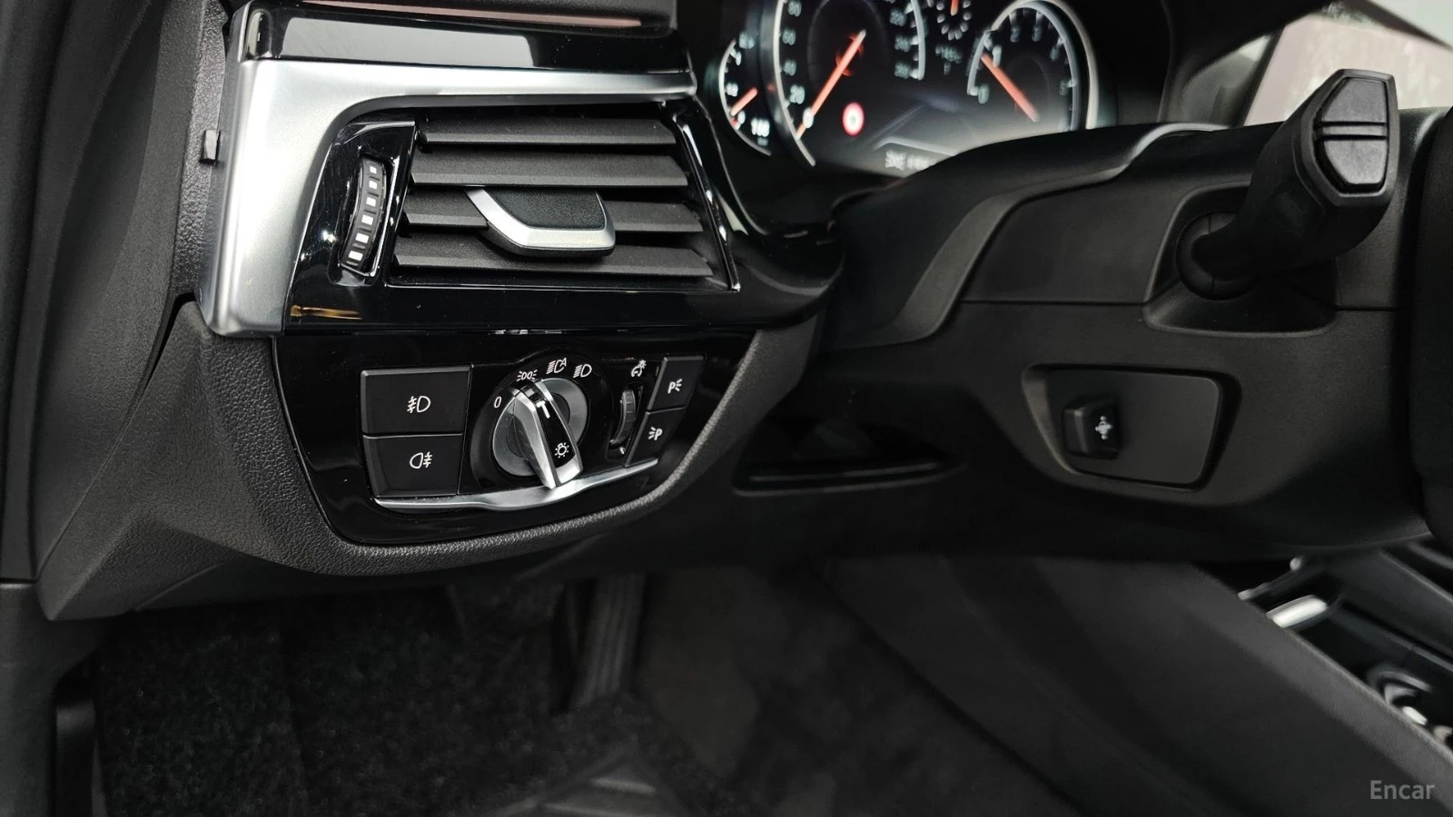 BMW 520 Luxury* КОЖА* НАВИ* ПАНО* КАМЕРА* HUD, снимка 15 - Автомобили и джипове - 55458710